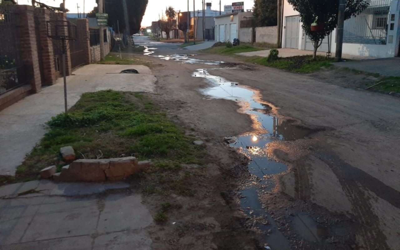 Denuncia por una calle convertida en un "río" en San Carlos