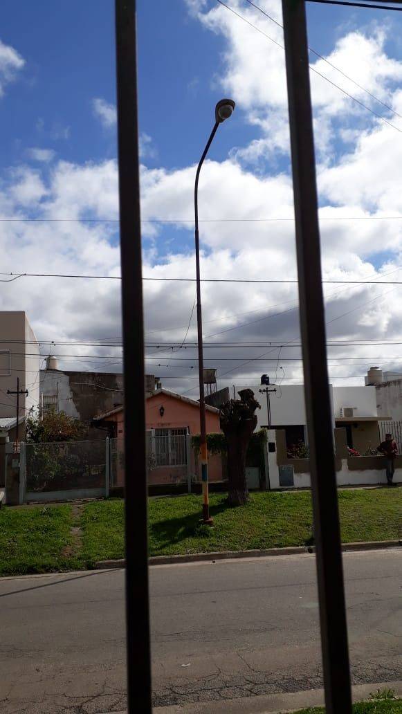 Siete meses con una luminaria que no funciona y el temor a los asaltos en Tolosa