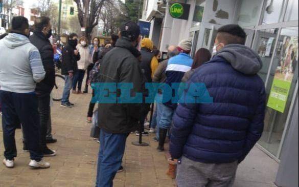 Es comienzo de mes y en los bancos de La Plata se repite la postal de las colas "eternas"