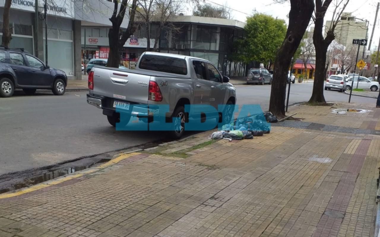 Hartazgo en la zona de 48 y 15 por la acumulación de residuos en las veredas 