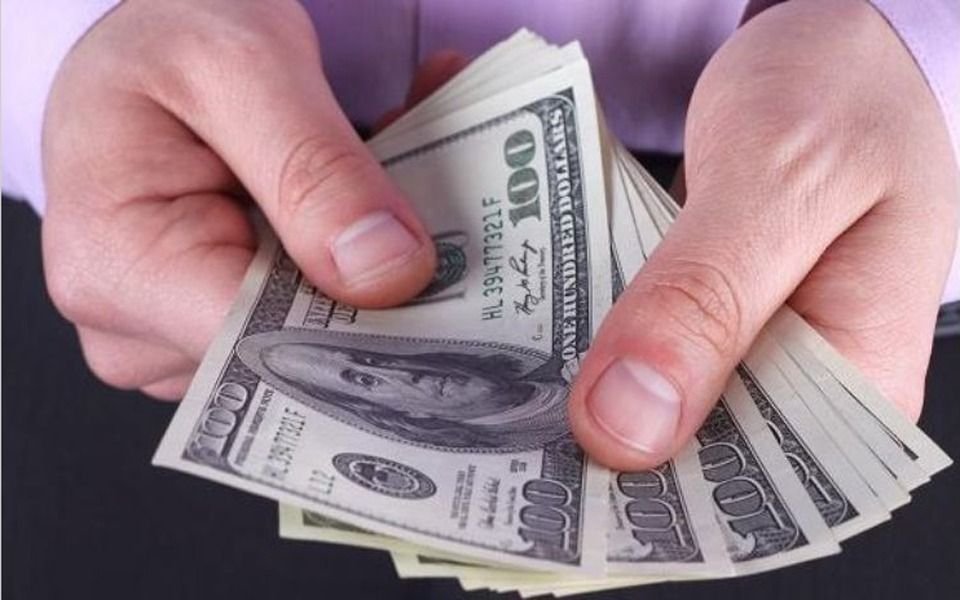 Estiman que unos 5 millones de personas compraron "dólar solidario" en julio