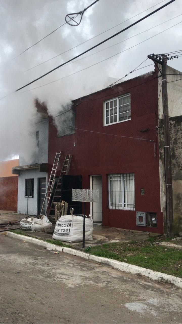 Voraz incendio de una vivienda en El Dique