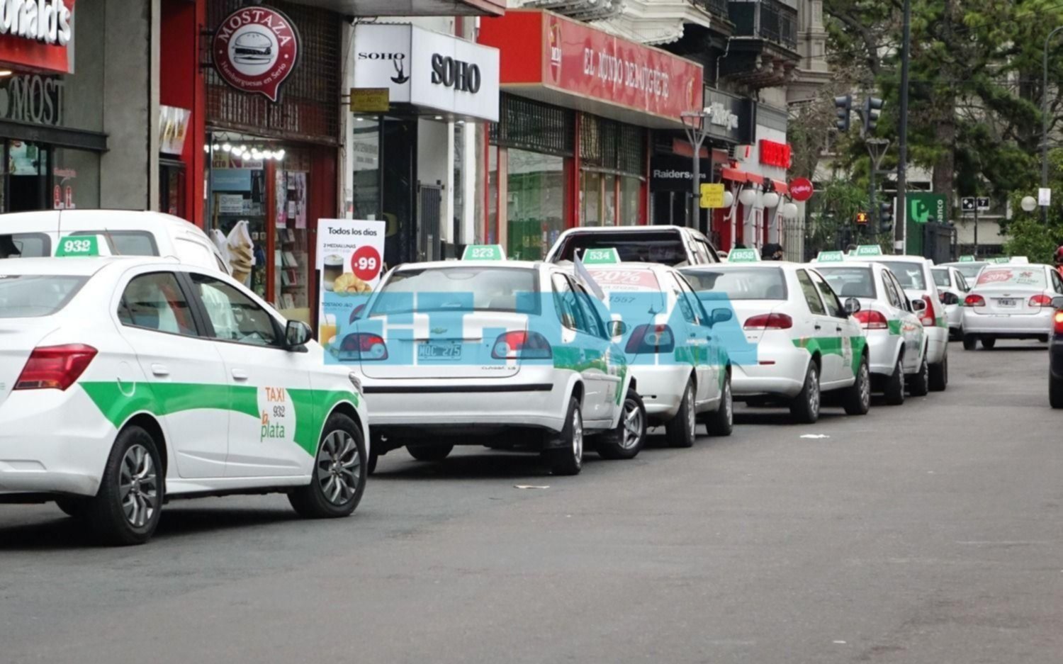 Taxistas de La Plata rechazan la llegada de otra aplicación de transporte de pasajeros