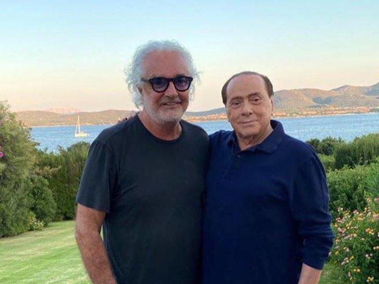 La “maldición” del verano cae sobre Berlusconi y sus amigos en Italia