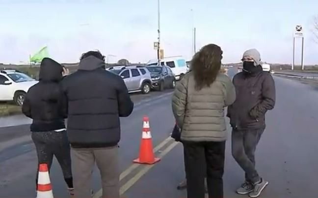 Frenaron la caravana de propietarios en la Costa y no los dejan llegar para ver sus casas