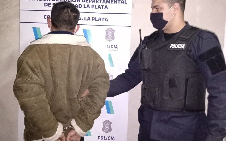 Apresaron al que rompía vidrios para robar pertenencias de autos en Barrio Hipódromo 