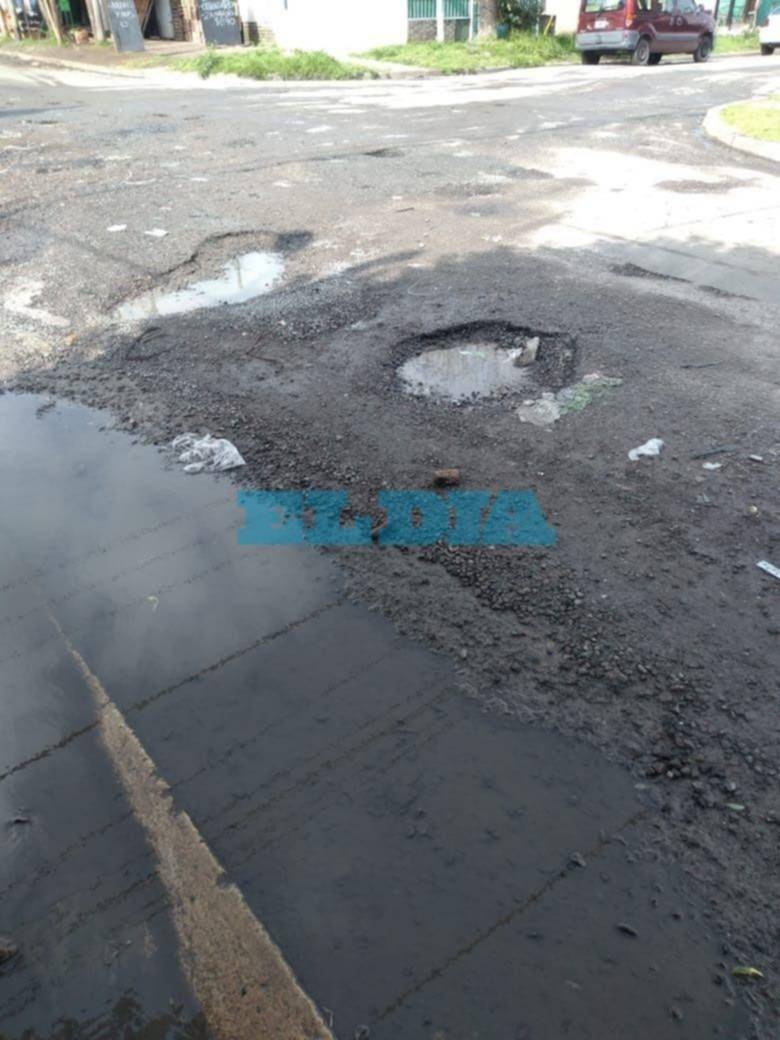 Hartazgo en Altos de San Lorenzo por una pérdida que está rompiendo el asfalto