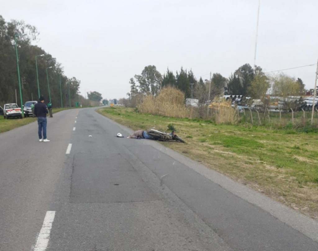 Derrapó con la moto en la que viajaba con su madre, cayó y murió en el acto