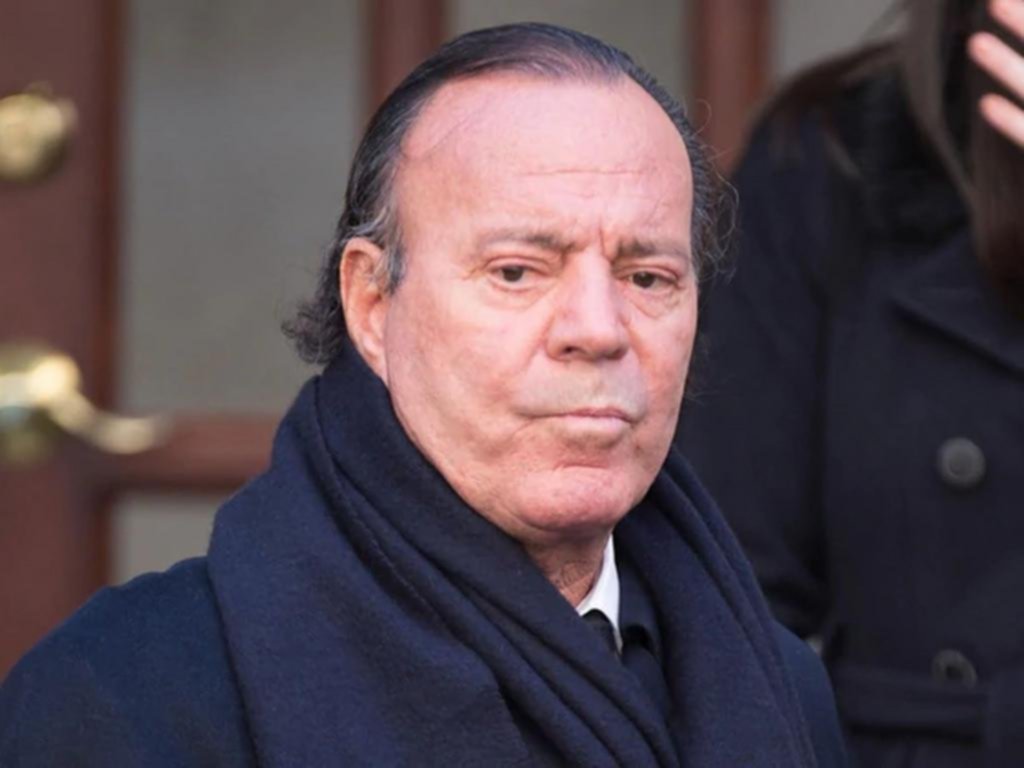 Tras una “caída tonta”, Julio Iglesias se puso reflexivo y paseó por su pasado