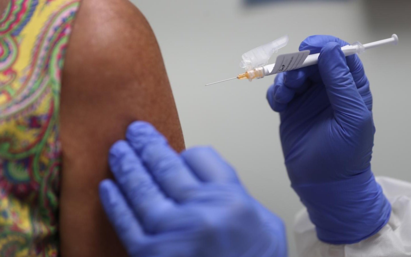 El debate que se viene: ¿quién debe vacunarse primero contra el coronavirus?
