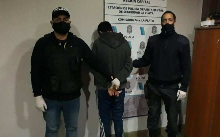 Un sobrino justiciero en Abasto: atrapó a uno de los delincuentes que golpeó a su tío