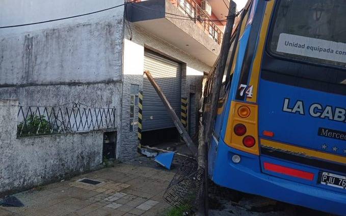 Robó un micro con un arma de juguete y lo chocó contra una casa
