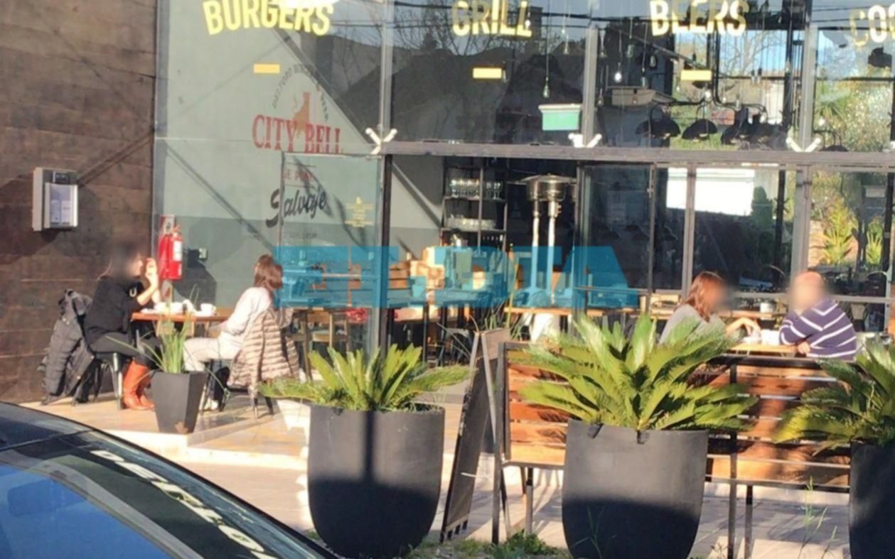 A pesar de las restricciones en La Plata, las mesas de los bares con gente sentada y consumiendo