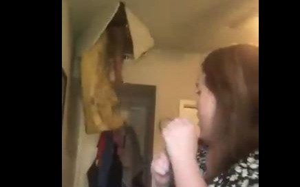 Grababa un video para Tik Tok y su madre le cayó desde el techo