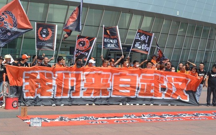 Volvieron los hinchas donde se originó el virus: los simpatizantes del club Wuhan coparon las tribunas