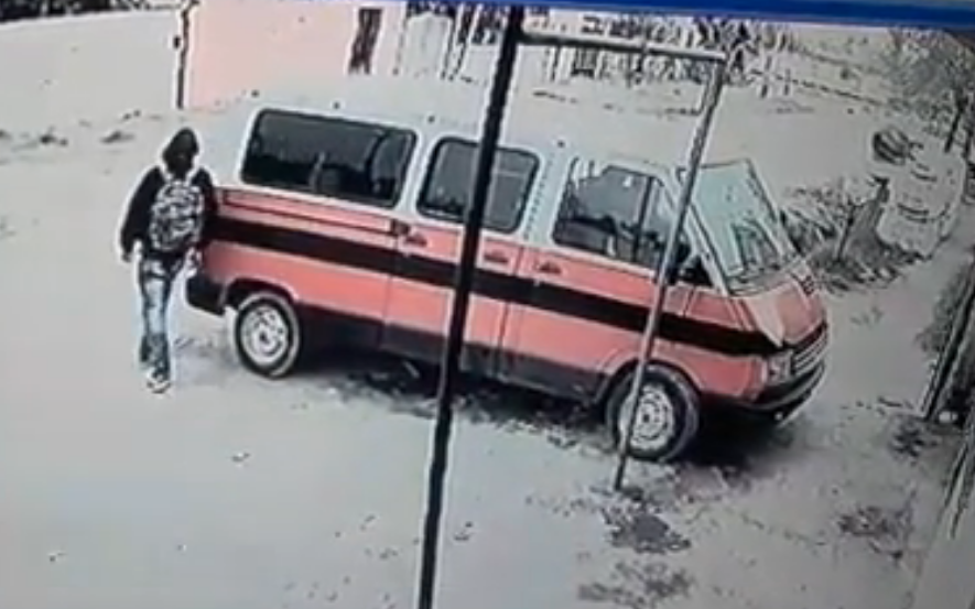 Robó un transporte escolar a plena luz del día en San Carlos