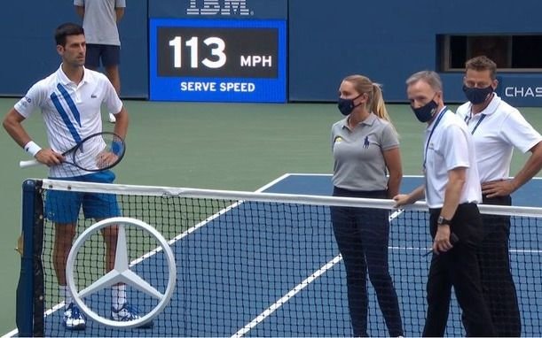 Descalificaron a Djokovic del US Open porque le pegó un pelotazo a una jueza de línea