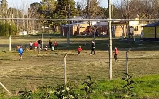 Es enfermera, tiene coronavirus y frente a su casa juegan al fútbol y le hacen burla
