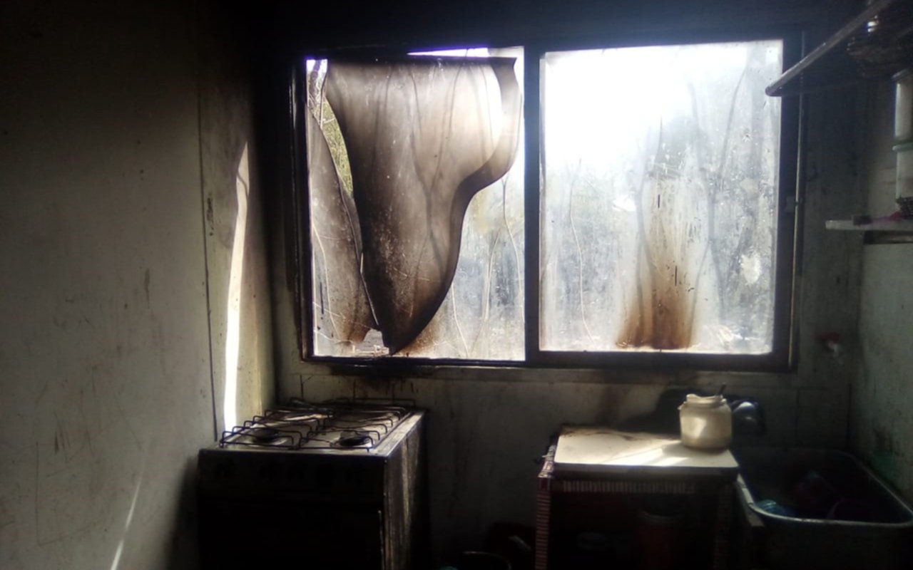 Incendio en una casa de Villa Elvira en donde había cuatro niños solos