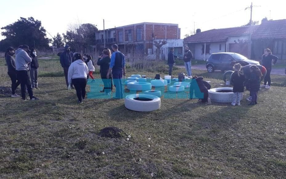 Vecinos del barrio El Centinela piden máquinas para terminar la "plaza vecinal" y evitar usurpaciones