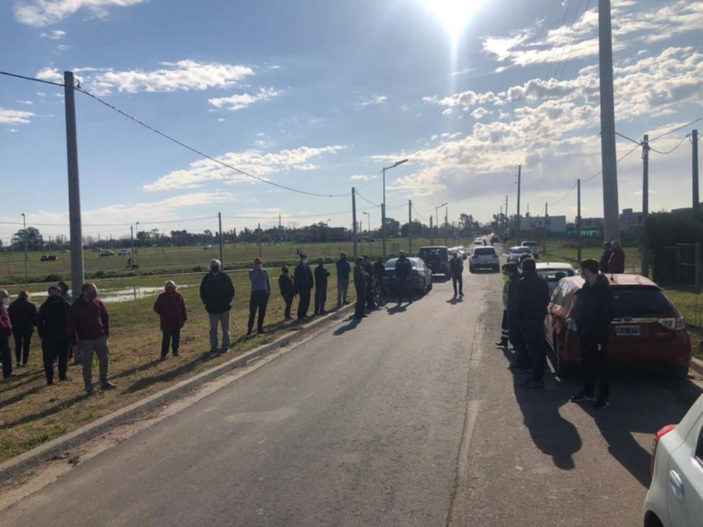 En un domingo movido, los vecinos de Hernández están en alerta para evitar tomas