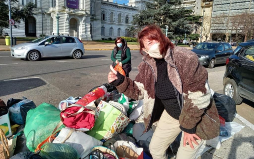 Donaciones de ropa en el corazón de plaza Moreno