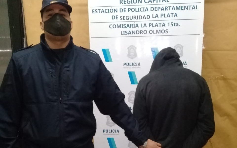 Dos vecinos redujeron a un motochorro y lo entregaron a la policía