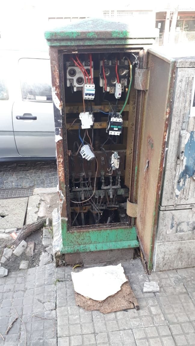 Advierten por cabina del alumbrado público con conexiones eléctricas a la intemperie