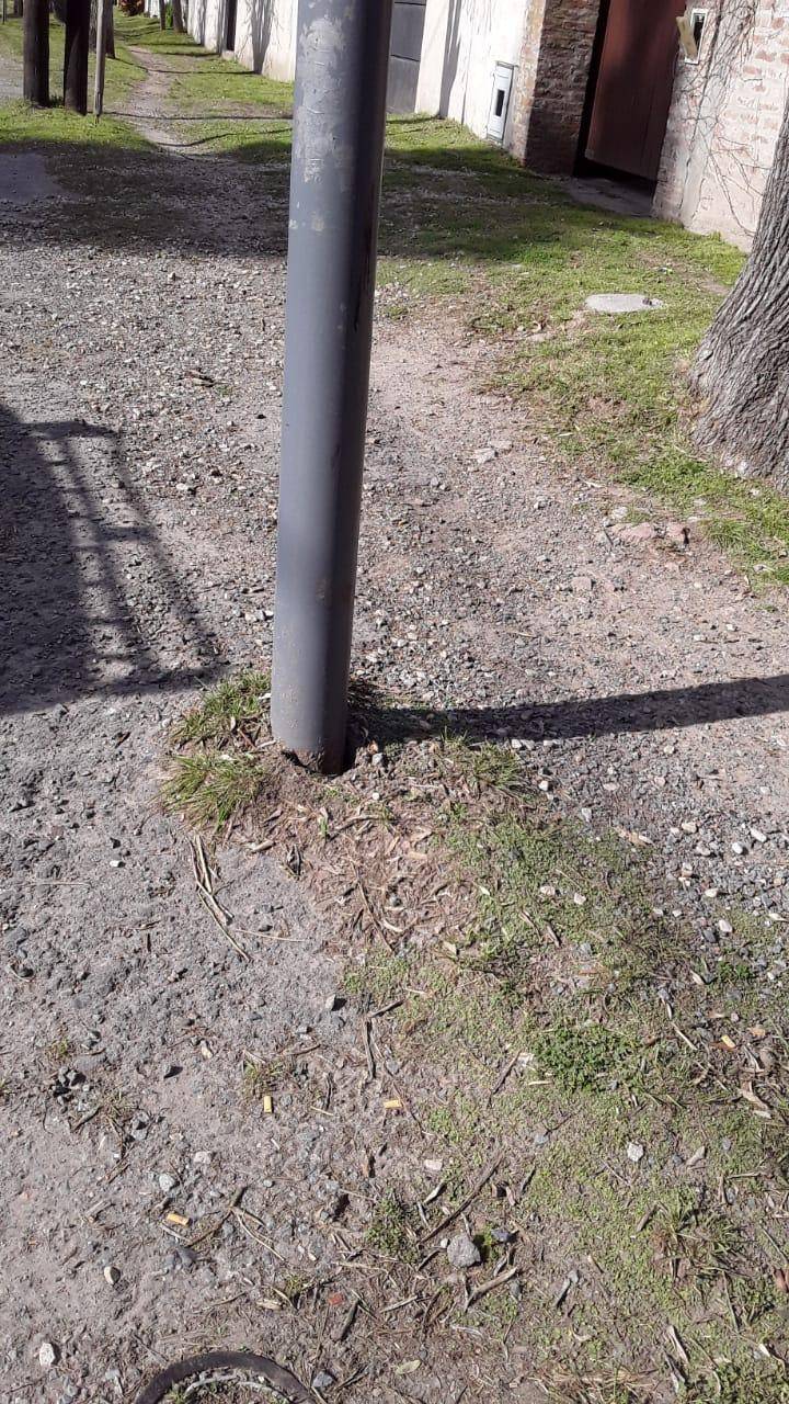 Piden la reparación de un poste de luz en Villa Elisa