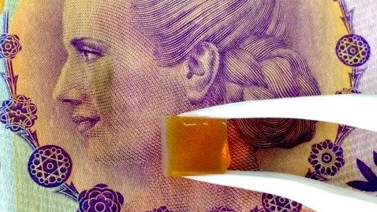 Desarrollan un método para detectar cocaína en billetes