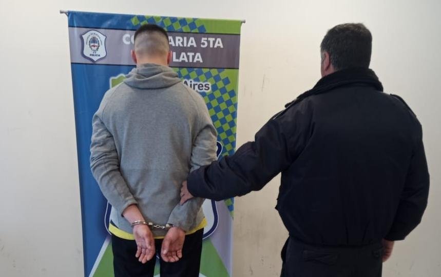 Intentó un asalto, el repartidor resistió y lo atacó con una baldosa