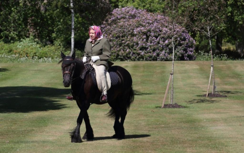 La reina Isabel II, entre la adaptación al mundo virtual     y su pasión por los caballos