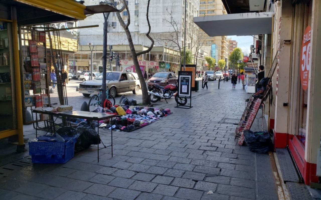 Los manteros volvieron a copar los principales corredores comerciales