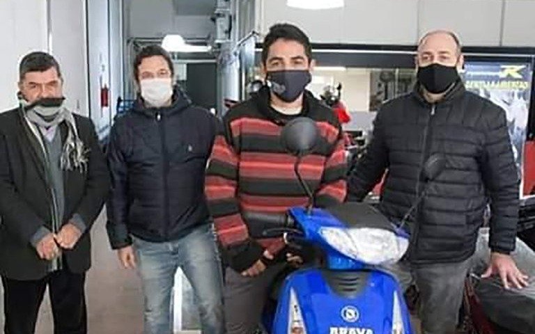 Insólito: un paramédico hacía 100 km. en bicicleta para ir a trabajar y lo echaron después de que le donaran una moto