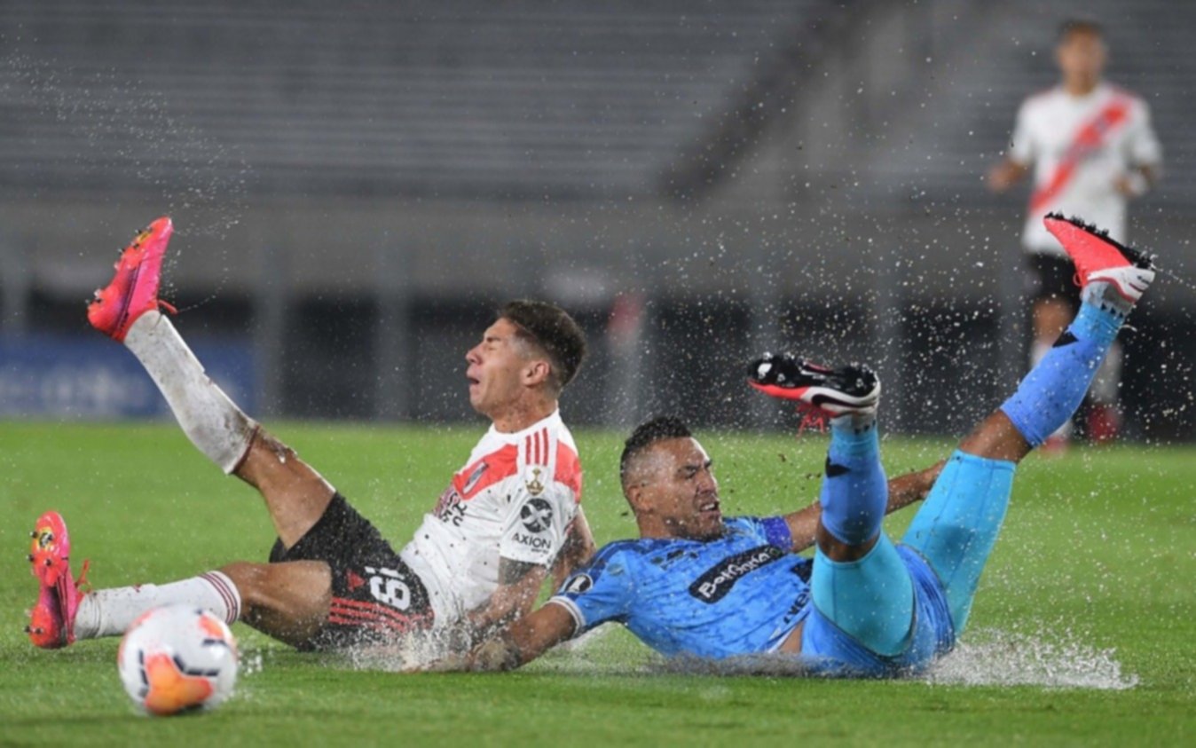 Se viene la Libertadores y uno de los rivales de River se quedó sin DT