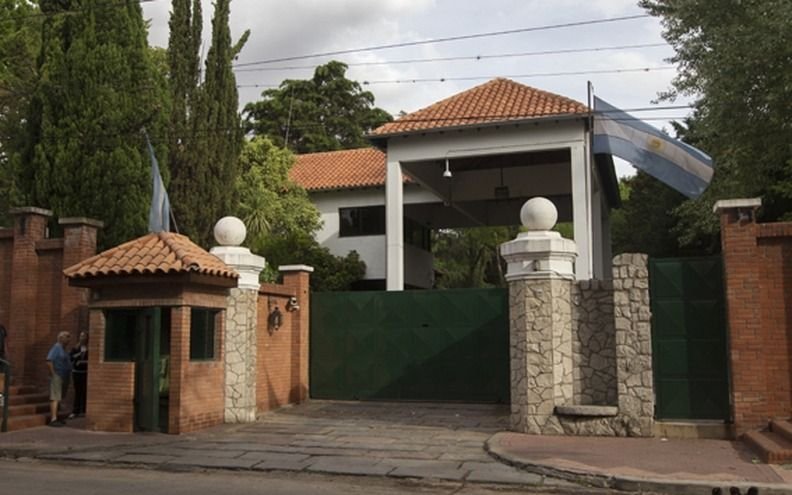Arrojaron una bomba molotov en la Residencia de Olivos