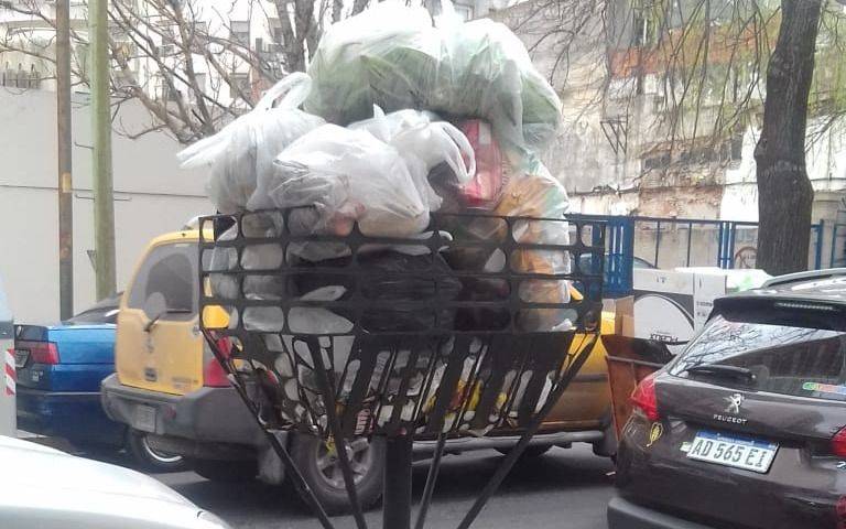 Canastos hasta el tope de basura en barrio Tribunales: vecinos piden recolección ya