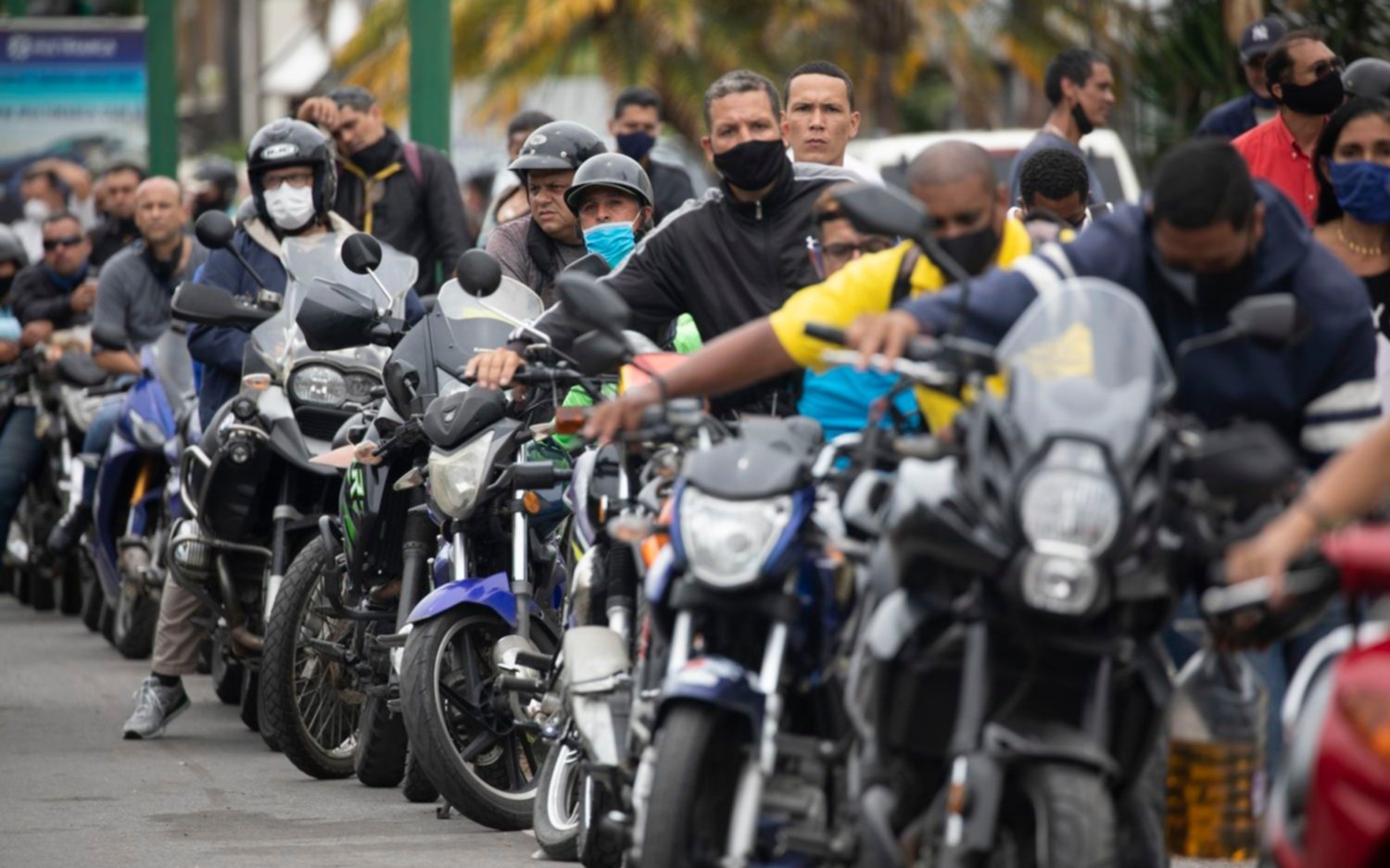 Se agrava la escasez de gasolina en Venezuela: días de demoras en las estaciones de servicio