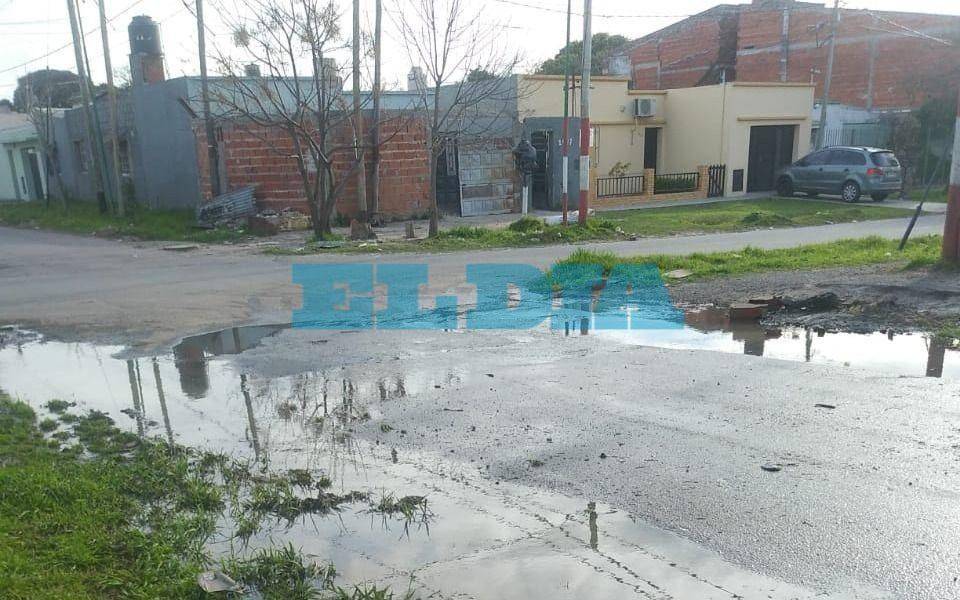 Desesperado reclamo en Altos de San Lorenzo por un desborde cloacal