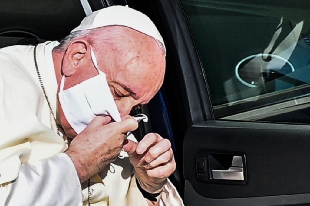 El Papa apareció por primera vez con barbijo en público