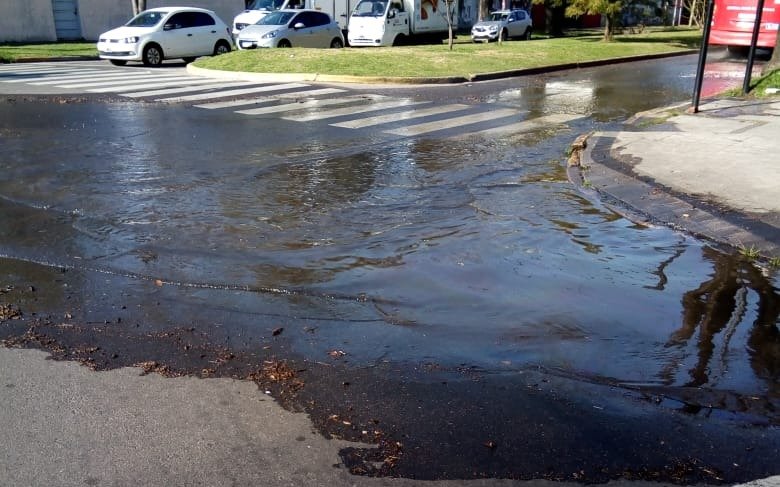 Persiste amplio corte de agua  en La Plata: ABSA acusó un desperfecto eléctrico interno