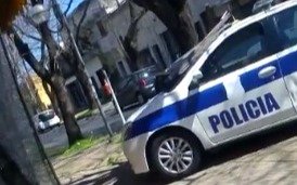 Un patrullero casi se mete en una verdulería al descontrolarse en una persecusión