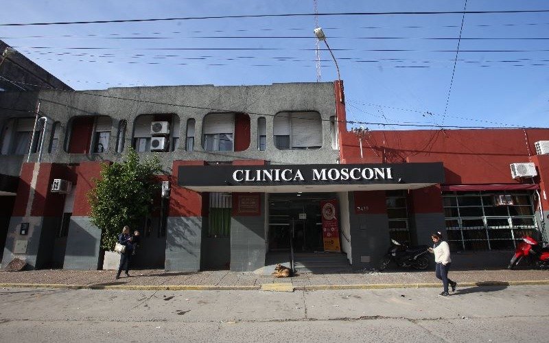 En una clínica de Berisso temen por el colapso “si siguen cayendo médicos”