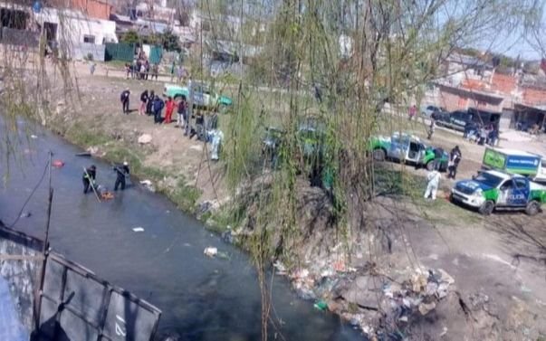 Hallan a joven descuartizado y quemado en un arroyo en Quilmes y detienen a un vecino