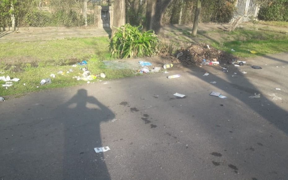 En La Granja padecen el problema de la basura desparramada por perros que rompen bolsas