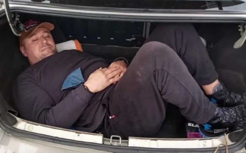 Sorpresa: en un retén de ruta encontraron un ucraniano escondido en el baúl de un auto