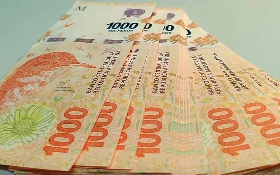La emisión no da abasto: importarán 400 millones de billetes de mil pesos desde Brasil