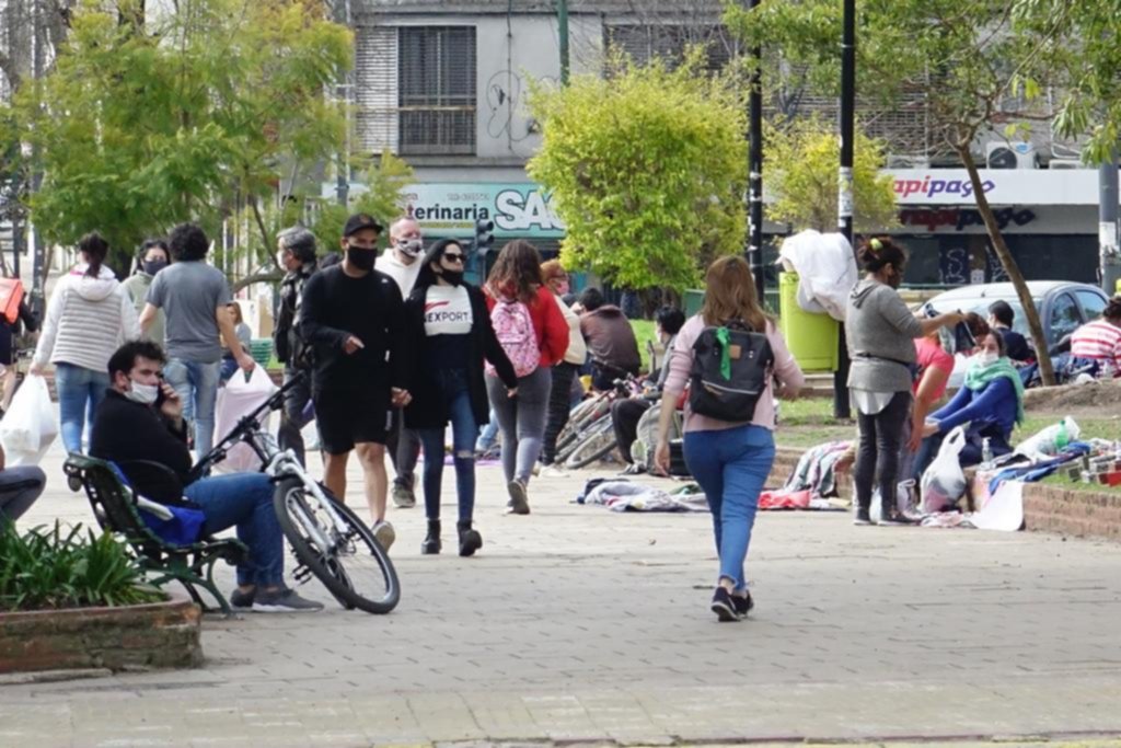 Plaza Italia, copada por los manteros y sin protocolos