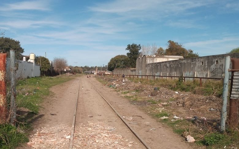 Los vecinos de 45 y 122, con miedo y preocupados por lo que pasa en las vías: "Hay un ambiente de guerra"