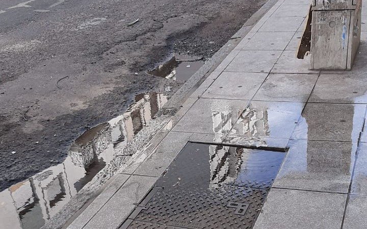 Quejas por "una canilla abierta" en pleno centro